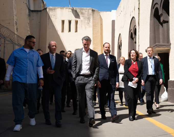 Crown Prince Haakon was given a tour of San Quentin prison outside San Francisco. Photo: Anders Tvegård, NRK